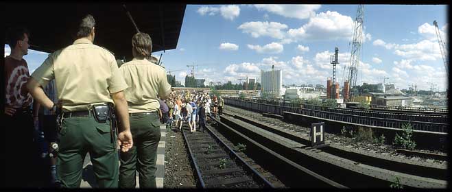 Loveparade - Eisenbahnbrücke - Juli 1998
